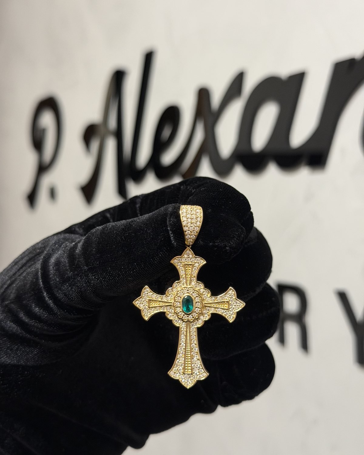 Pingente cruz em ouro com diamantes
